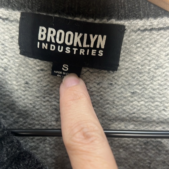 Brooklyn Industries Gray and Black Crewneck Sweater - Picture 2 of 4